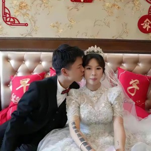 新婚女子手臂成亮点，“满眼都是xxx”，难道新郎一点都不在乎？